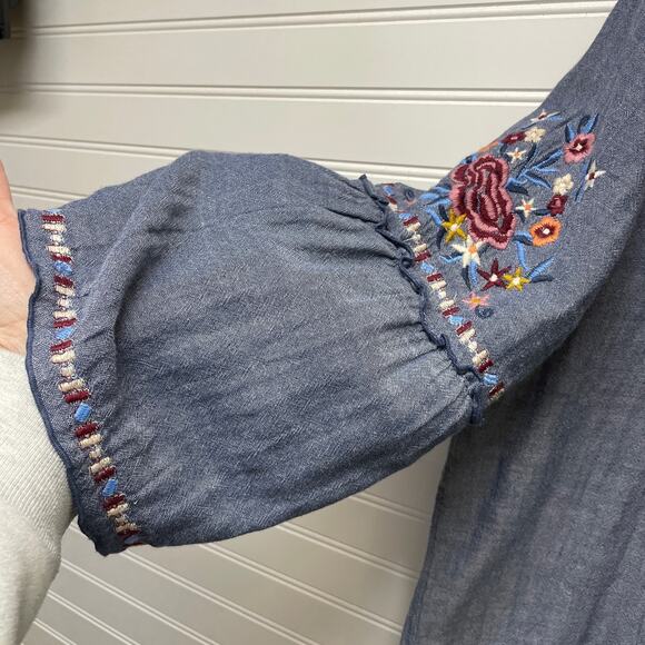 BeachLunchLounge Boho 3/4 Sleeve Embroidered Top VNeck W/Tassels - Picture 4 of 9